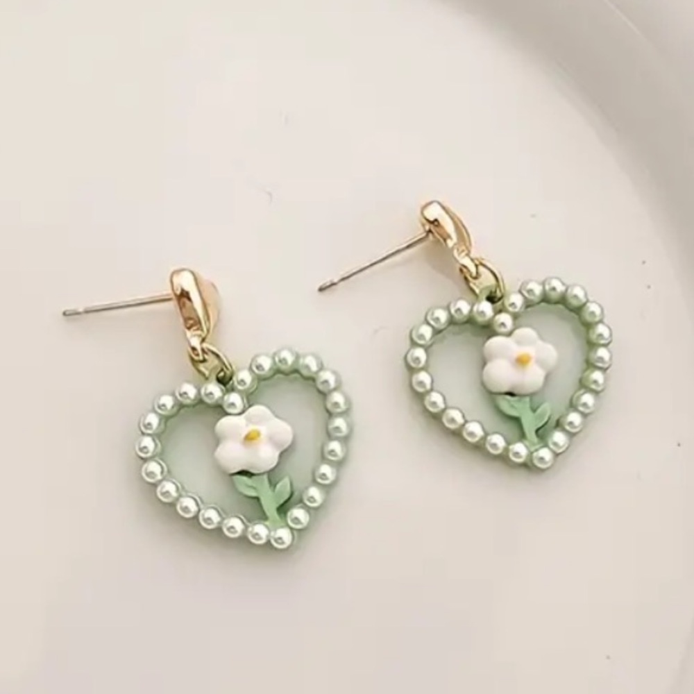 Cottage Core Flower Pearl Heart Gold Toned Stud Earrings - Picture 2 of 3